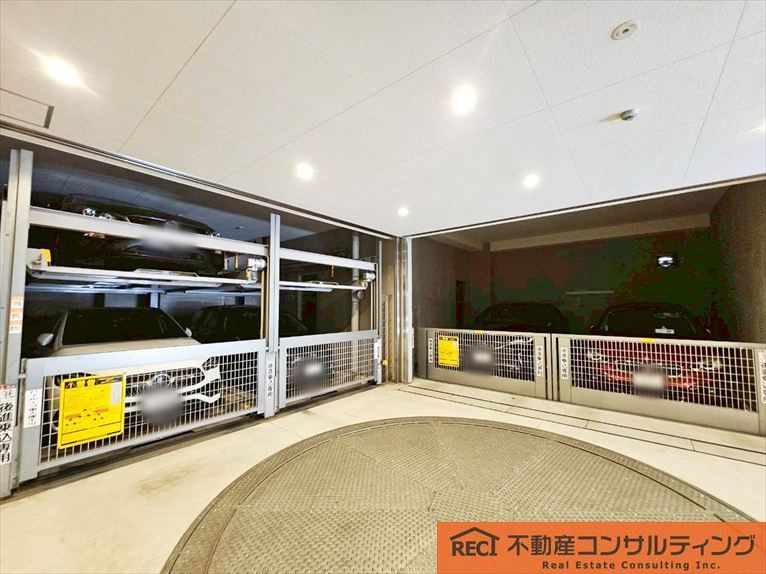 プレサンスロジェ甲子園口の駐車場