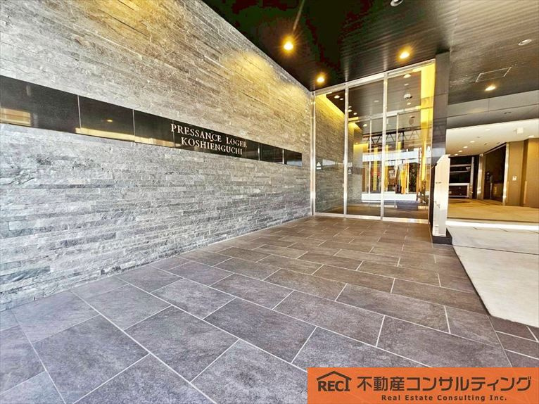 プレサンスロジェ甲子園口のエントランス
