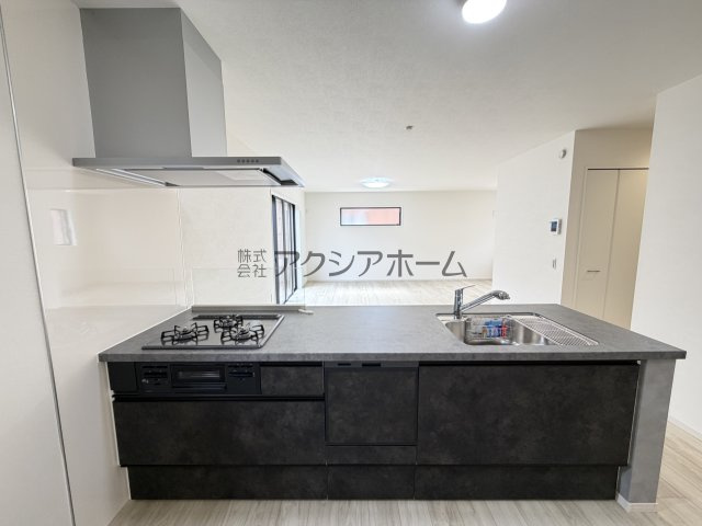 入間市大字下藤沢・全2棟　新築一戸建　2号棟　のキッチン|リビングが見渡せる食洗機付対面式キッチン