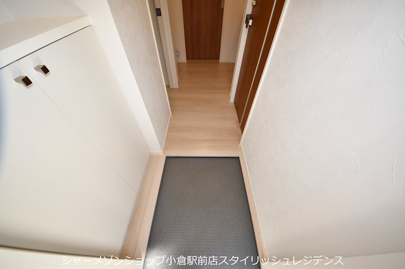 ブランシェ三萩野の玄関