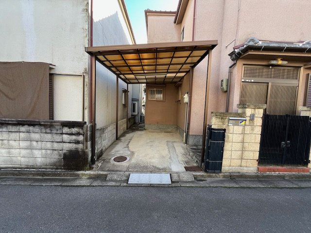 楠町西貸家の駐車場