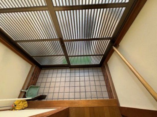 楠町西貸家の玄関