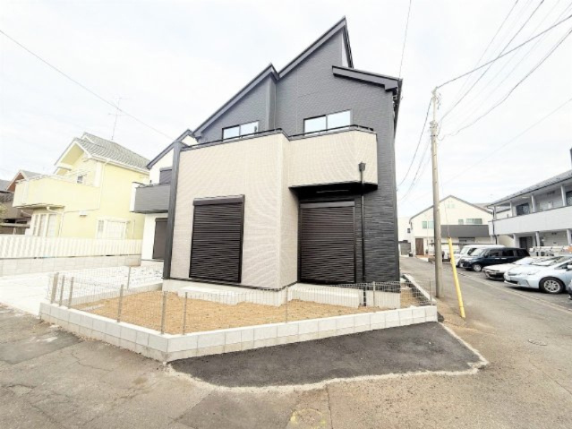 【外観】 | 【仲介手数料２８０万円が無料！】■狛江駅８分■東南角地■車２台