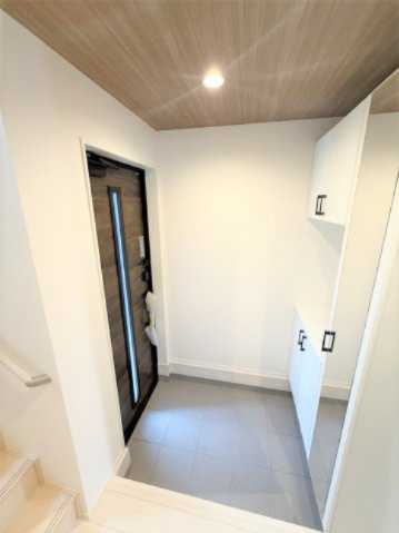 【玄関】 | 【仲介手数料２８０万円が無料！】■狛江駅８分■東南角地■車２台