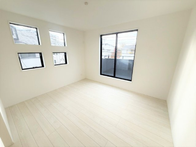 【洋室】 | 【仲介手数料２８０万円が無料！】■狛江駅８分■東南角地■車２台