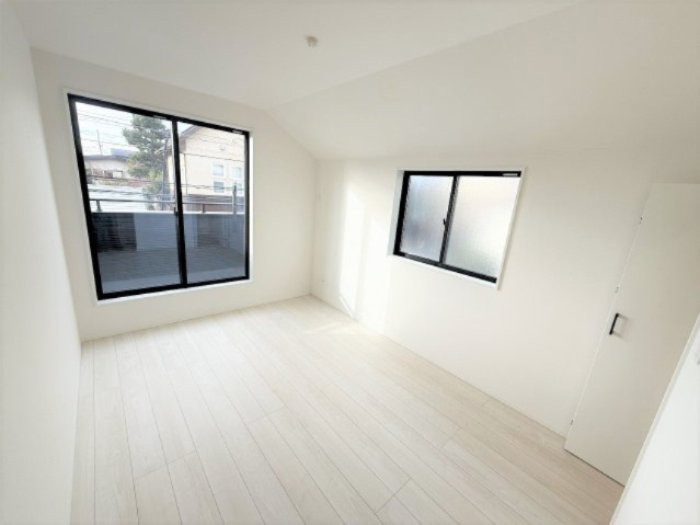 【洋室】 | 【仲介手数料２８０万円が無料！】■狛江駅８分■東南角地■車２台