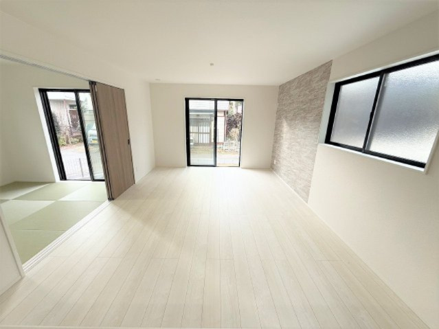 【居間・リビング】 | 【仲介手数料２８０万円が無料！】■狛江駅８分■東南角地■車２台