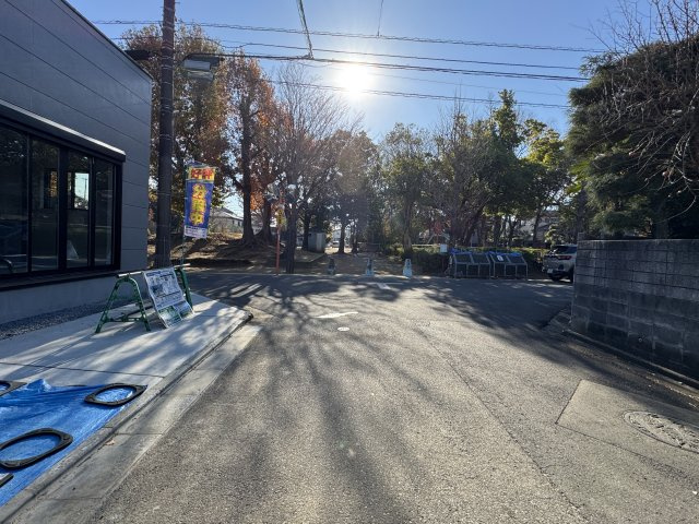 松戸市小金原14期の前面道路含む現地写真|西側前面道路・幅員約6ｍ