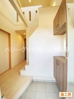 【内観：施工例】 | 横浜市旭区上川井町　新築一戸建て　全2棟/今回販売1棟（2号棟） | 同施工会社施工例（玄関）