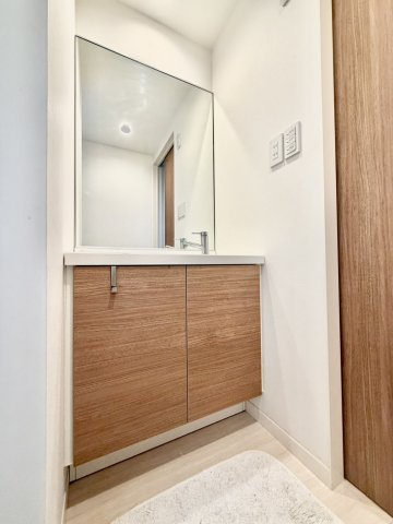 日進市東山五丁目戸建の独立洗面台|玄関となりの独立洗面化粧台付き。（1階）