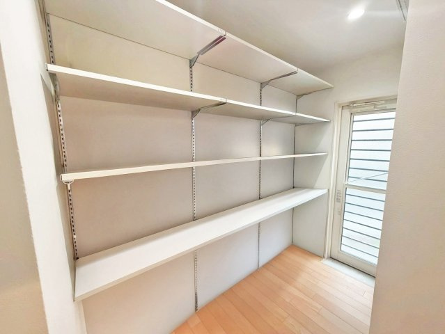 日進市東山五丁目戸建の収納|パントリー（キッチン裏）