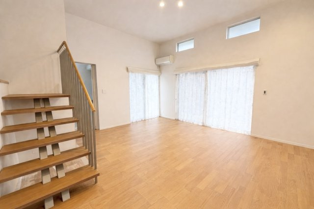日進市東山五丁目戸建の居間・リビング|リビングイン階段です。
