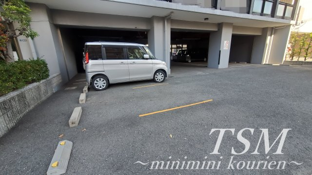 グランドヴィラ香里の駐車場|敷地内駐車場