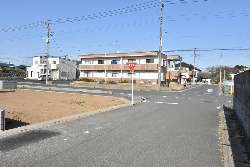 伊奈町中央４丁目　売地全５区画の前面道路含む現地写真|南側道路