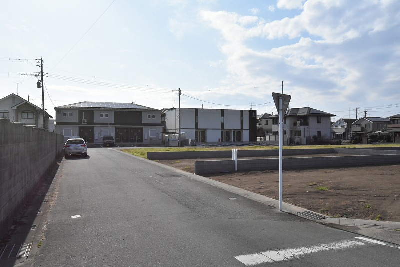 伊奈町中央４丁目　売地全５区画の前面道路含む現地写真|南側道路