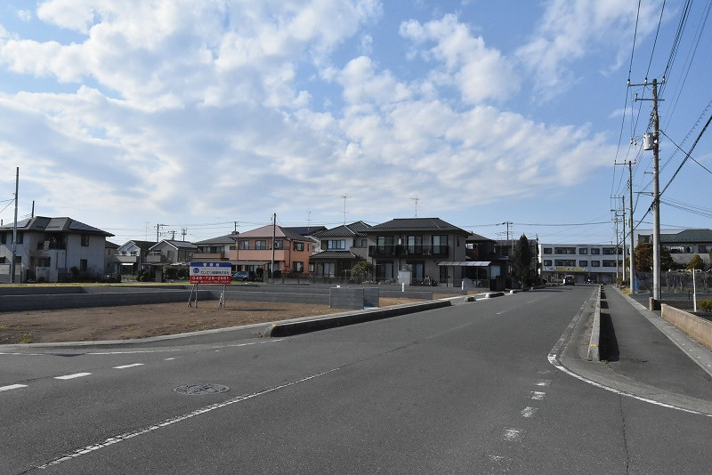 伊奈町中央４丁目　売地全５区画の前面道路含む現地写真