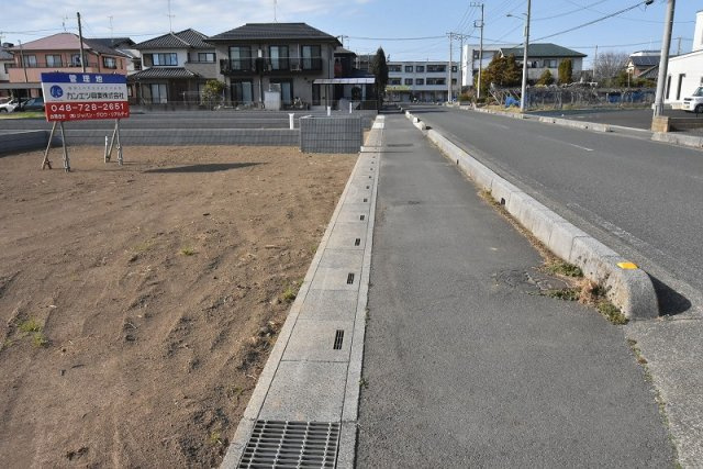 伊奈町中央４丁目　売地全５区画の前面道路含む現地写真|東側道路　歩道部分