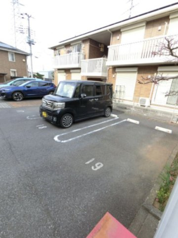 クリスタル エトワールの駐車場