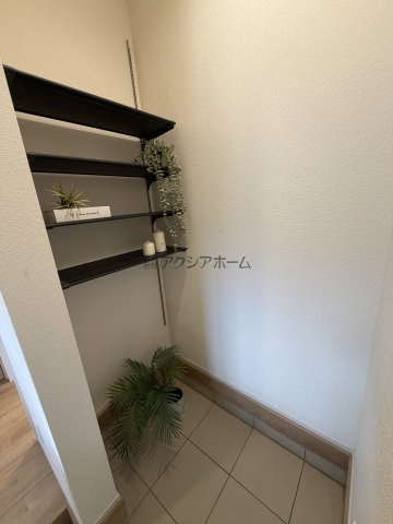 東村山市廻田町4丁目・全1棟　新築一戸建　～全室南向き～の玄関|土間収納