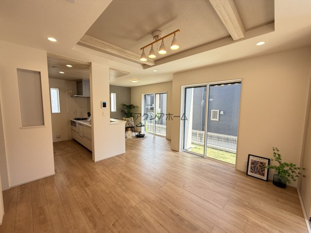 東村山市廻田町4丁目・全1棟　新築一戸建　～全室南向き～の居間・リビング|開放感ある折上天井LDK16帖