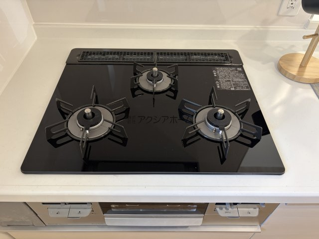 東村山市廻田町4丁目・全1棟　新築一戸建　～全室南向き～の設備|3口ガスコンロ