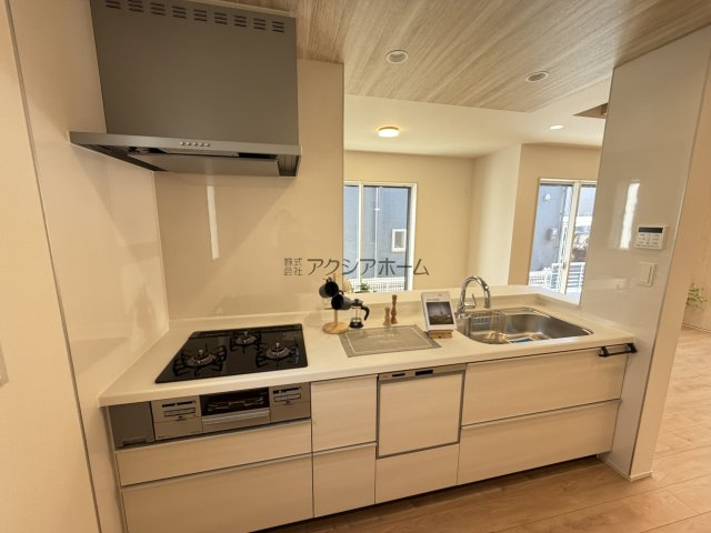 東村山市廻田町4丁目・全1棟　新築一戸建　～全室南向き～のキッチン|リビングが見渡せる食洗機付対面式キッチン