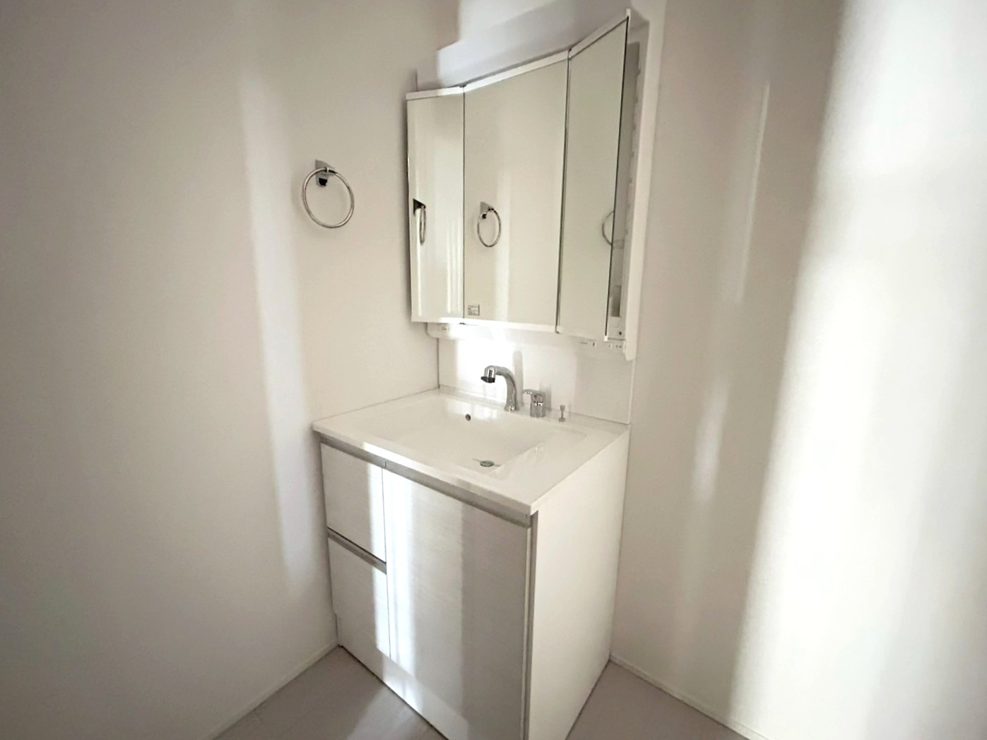 【商談中】グラファーレ　一宮市西大海道3期　全4区画分譲の独立洗面台|人工大理石製のボウル一体カウンターでシンプルなデザインとたっぷり収納できるキャビネット付きです！