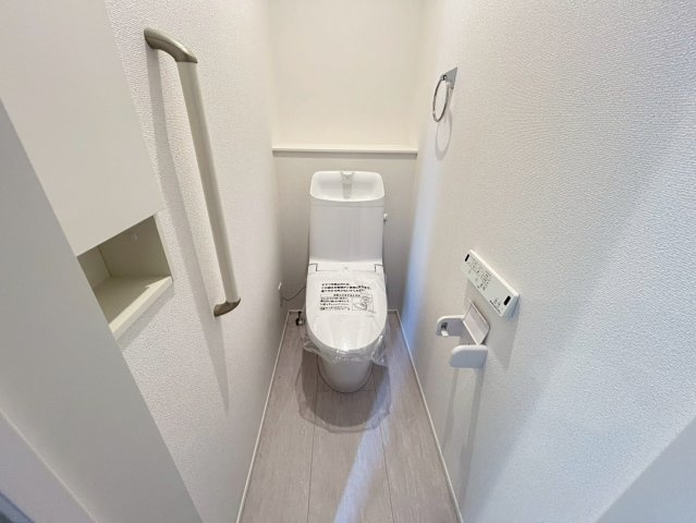 【商談中】グラファーレ　一宮市西大海道3期　全4区画分譲のトイレ|節水省エネ仕様の暖房便座付きシャワートイレです。