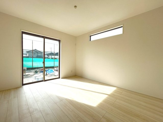 【商談中】グラファーレ　一宮市西大海道3期　全4区画分譲の寝室|シンプルで機能的なインテリアを実現し、床材はお手入れも簡単で長く美しさを保つ加工を施しています。