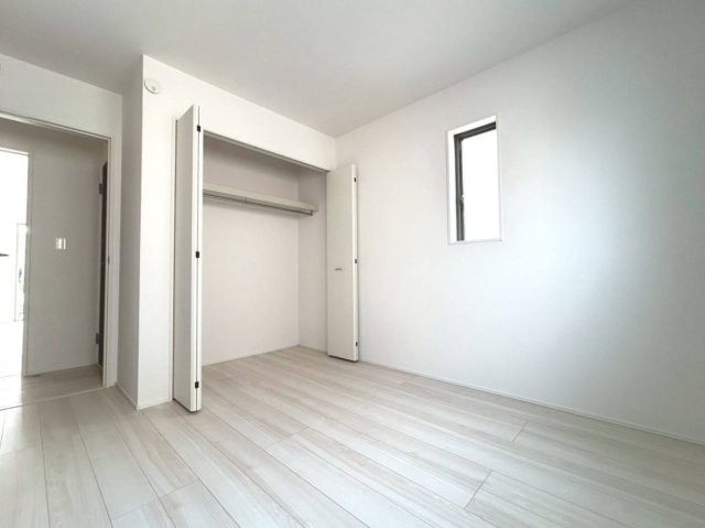 【商談中】グラファーレ　一宮市西大海道3期　全4区画分譲の洋室|全居室にたっぷり収納できる大型収納を設置。窓ガラスは断熱性能や結露防止効果の高いペアガラスです。