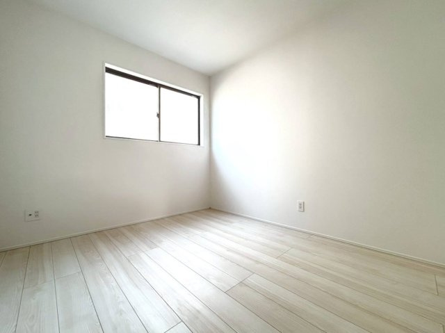 【商談中】グラファーレ　一宮市西大海道3期　全4区画分譲の洋室|全居室にたっぷり収納できる大型収納を設置。窓ガラスは断熱性能や結露防止効果の高いペアガラスです。