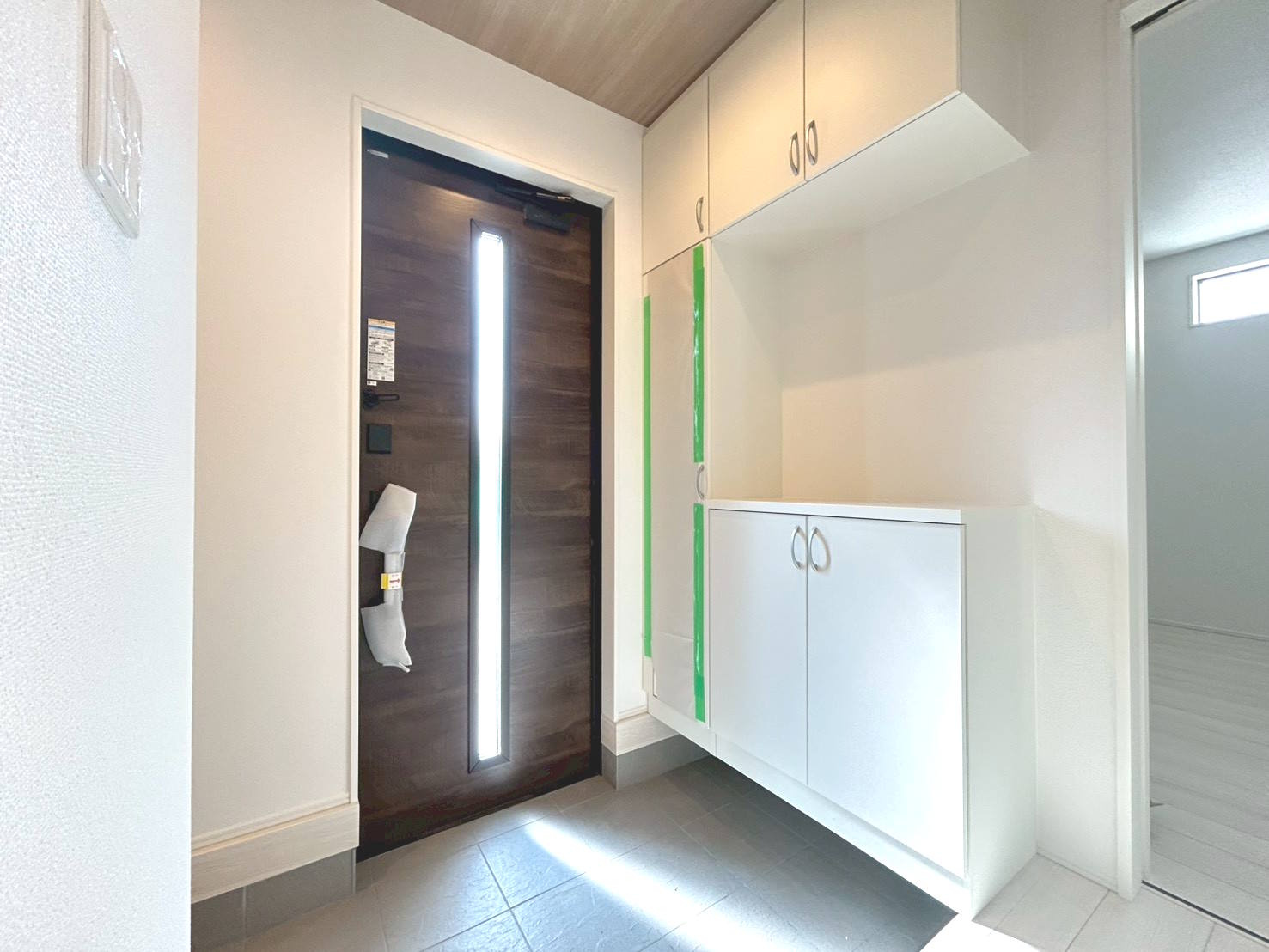 【商談中】グラファーレ　一宮市西大海道3期　全4区画分譲の玄関|大容量のシューズ収納付きで玄関周りもすっきり！玄関ドアからの光が玄関ホールを明るくしてくれます。