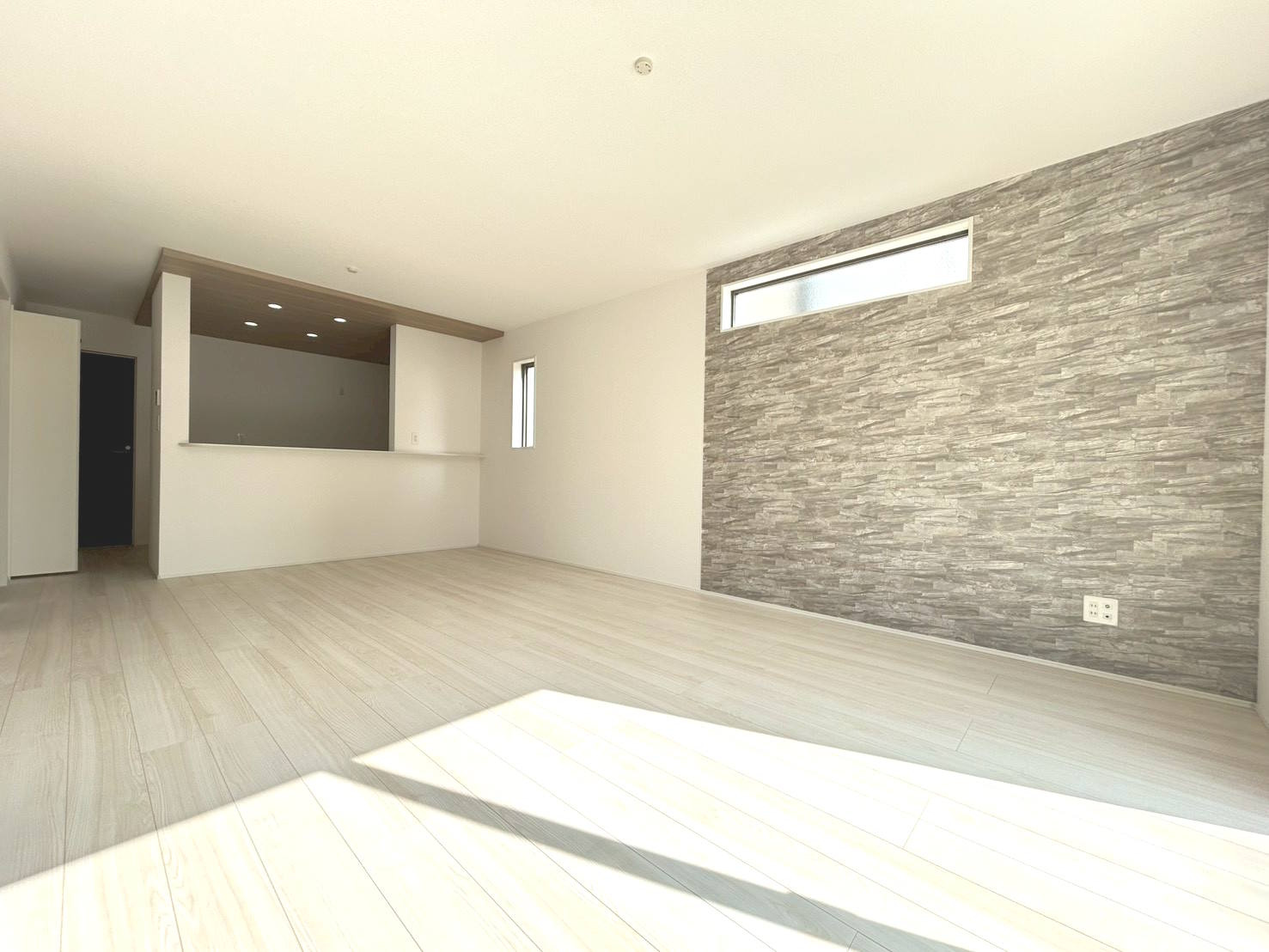 【商談中】グラファーレ　一宮市西大海道3期　全4区画分譲の居間・リビング|シンプルでモダンなデザインで床材は複合基材でキャスター傷や落下傷に強さを発揮します。