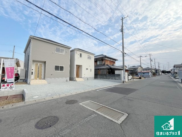 赤穂市古浜町　第1期　新築一戸建ての前面道路含む現地写真|周辺は閑静な住宅街！前面道路広々で車の出し入れも便利です。駐車が苦手な方でも安心して車庫入れできます！