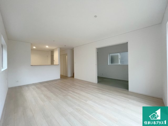 赤穂市古浜町　第1期　新築一戸建ての居間・リビング|シンプルなリビングは、観葉植物等のインテリアを楽しめますね！パパ好みにも、ママ好みにも家具次第で雰囲気を変えることができます！