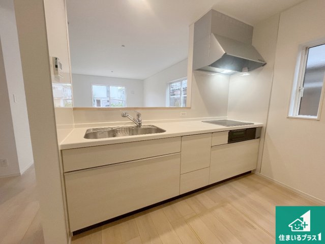 赤穂市古浜町　第1期　新築一戸建てのキッチン|明るいリビングで朝の目覚めもスッキリできそう！対面キッチンでご家族のコミュニケーションも自然と増える設計！小さなお子様が遊ぶスペースを作っても広々とくつろげるLDK！