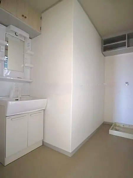 川崎第64ビル【キャッシュバック対象】の洗面所|明るい洗面所です