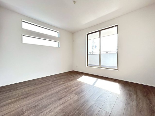 グラファーレ　一宮市西大海道3期　全4区画分譲の寝室|シンプルで機能的なインテリアを実現し、床材はお手入れも簡単で長く美しさを保つ加工を施しています。