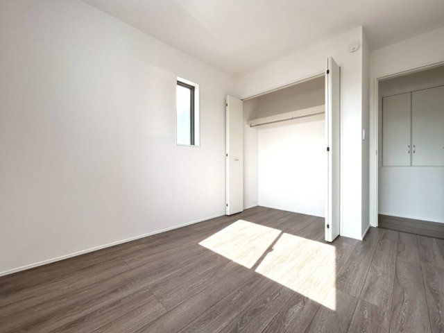 グラファーレ　一宮市西大海道3期　全4区画分譲の洋室|全居室にたっぷり収納できる大型収納を設置。窓ガラスは断熱性能や結露防止効果の高いペアガラスです。