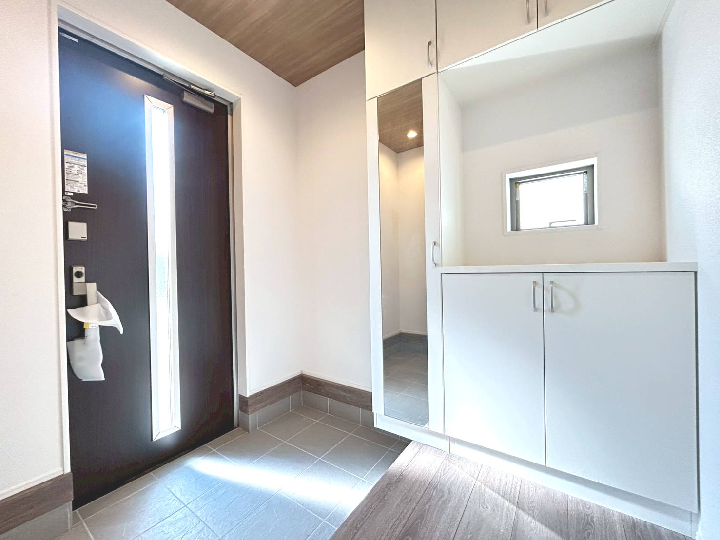 グラファーレ　一宮市西大海道3期　全4区画分譲の玄関|大容量のシューズ収納付きで玄関周りもすっきり！玄関ドアからの光が玄関ホールを明るくしてくれます。