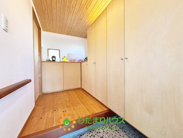 久喜市葛梅２丁目　中古一戸建ての玄関|大容量のシューズクロークで、収納力も豊富です！