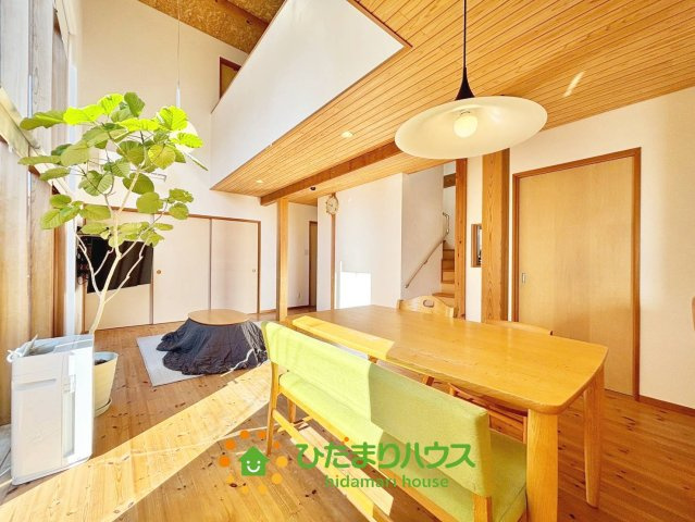 久喜市葛梅２丁目　中古一戸建ての居間・リビング|床は全て無垢材のフローリングを使用、自然塗料を利用しており、安心して木のぬくもりを感じられます！