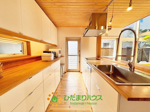 久喜市葛梅２丁目　中古一戸建てのキッチン|料理をしながらリビングを一望でき、奥様も孤独を感じずに料理ができます！