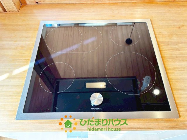 久喜市葛梅２丁目　中古一戸建ての設備|ガゲナウ製のIHクッキングヒーターで料理も楽しくなりますね！