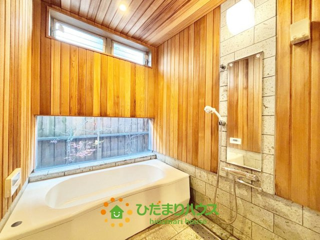 久喜市葛梅２丁目　中古一戸建ての浴室|どこかの旅館にいるかのような、木のぬくもりを感じるお風呂で一日をリフレッシュしましょう！