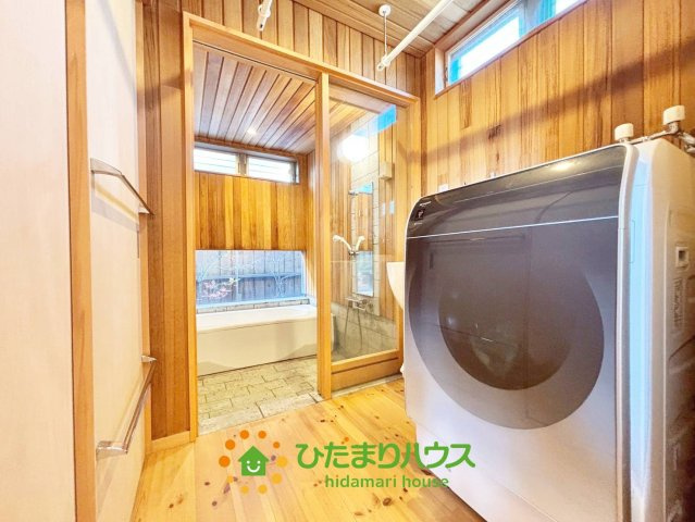 久喜市葛梅２丁目　中古一戸建ての脱衣所|室内干しスペースを兼ねた脱衣場もゆとりある広さです！