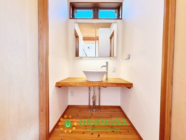 久喜市葛梅２丁目　中古一戸建ての独立洗面台|シンプルながらも、木材を使用したカウンターは個性を感じますね！