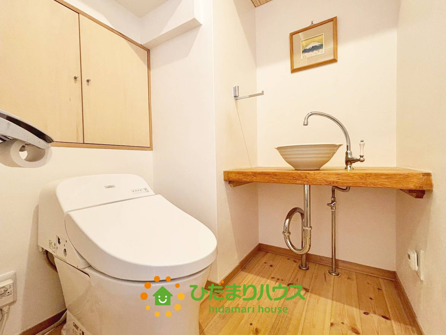 久喜市葛梅２丁目　中古一戸建てのトイレ|1階トイレは広さもありながら、落ち着いた雰囲気もあり、洗面も独立しています！