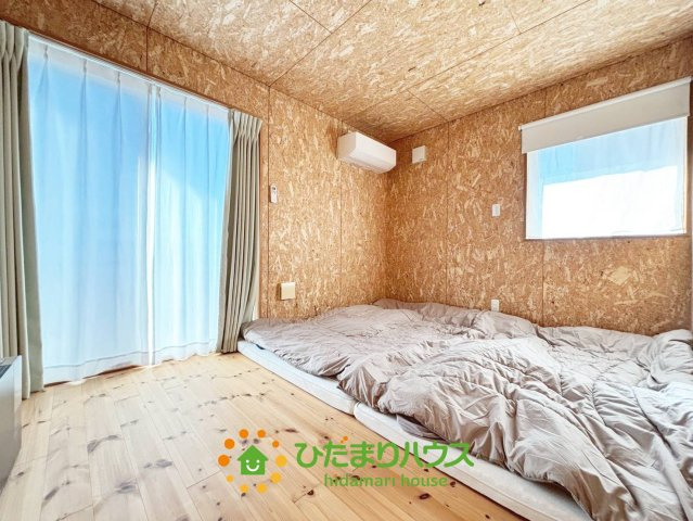 久喜市葛梅２丁目　中古一戸建ての洋室|2面採光の窓により、明るいお部屋を演出します！