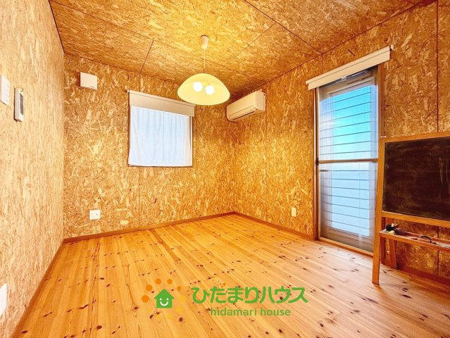 久喜市葛梅２丁目　中古一戸建ての洋室|2面バルコニーの為、こちらのお部屋もベランダへ出入り可能！